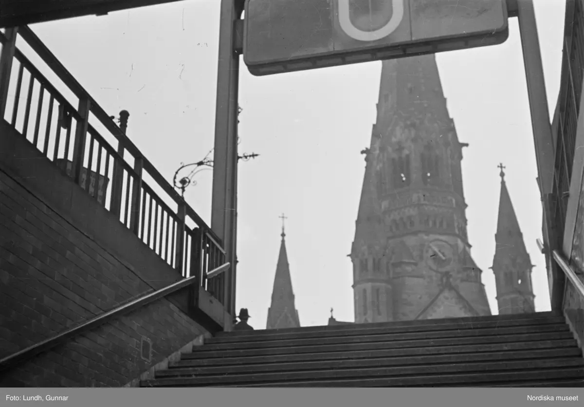 Motiv: Tyskland, Vorwärts, Reinickendorf;
Skylt "Grenzallee (Neukölln) Nach Tempelhof ....", två män står vid ett upplyst skyltfönster.

Motiv: Tyskland, Kurfurstendamm;
Exteriör av en kyrka, detalj av en fasad.