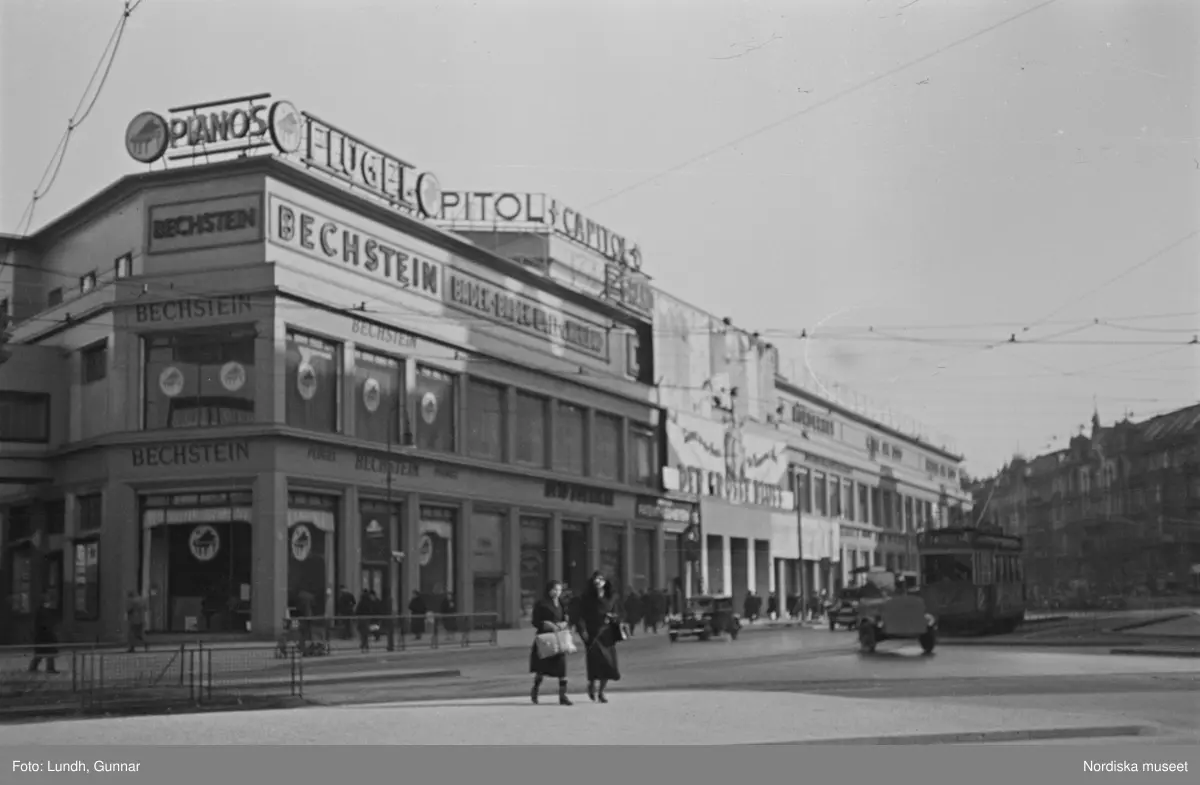 Motiv: Tyskland, Vorwärts, Reinickendorf;
Skylt "Grenzallee (Neukölln) Nach Tempelhof ....", två män står vid ett upplyst skyltfönster.

Motiv: Tyskland, Kurfurstendamm;
Exteriör av en kyrka, detalj av en fasad.