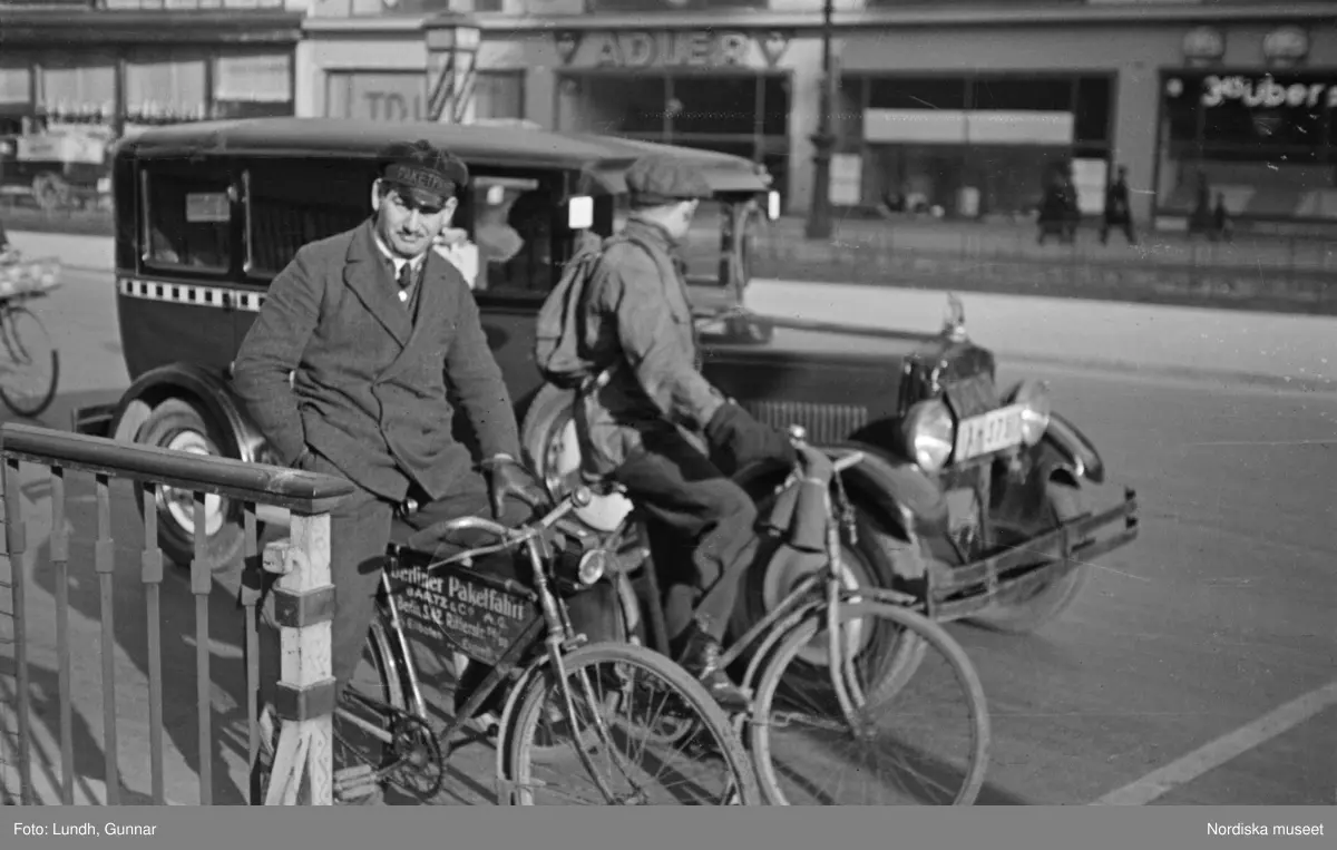 Motiv: Tyskland, Vorwärts, Reinickendorf;
Skylt "Grenzallee (Neukölln) Nach Tempelhof ....", två män står vid ett upplyst skyltfönster.

Motiv: Tyskland, Kurfurstendamm;
Exteriör av en kyrka, detalj av en fasad.