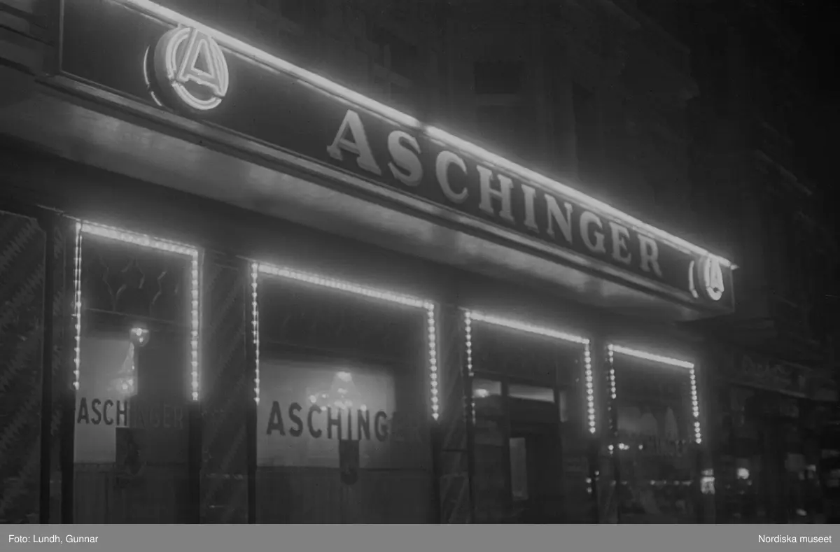 Motiv: Tyskland, Berlin, Tauentzienstrasse;
Exteriör av byggnad på natten med ljusskylt "Aschinger", nattbild av järnvägsstation, nattbild av gata med skyltar bland annat "Bar Restaurant Tanz Rio Rita", nattbild av gata med skyltfönster "Rosenthal", interiör med säng och sängbord med lampa, gatubild med två män som samtalar, gatubild i regn med en cyklistmed regncape, gatubild i regn med fotgängare och bilar, kvinnor arbetar vid en telefonväxel.

Motiv: Tyskland, Soc. dem. partikvinnor;
Ej kopierat.