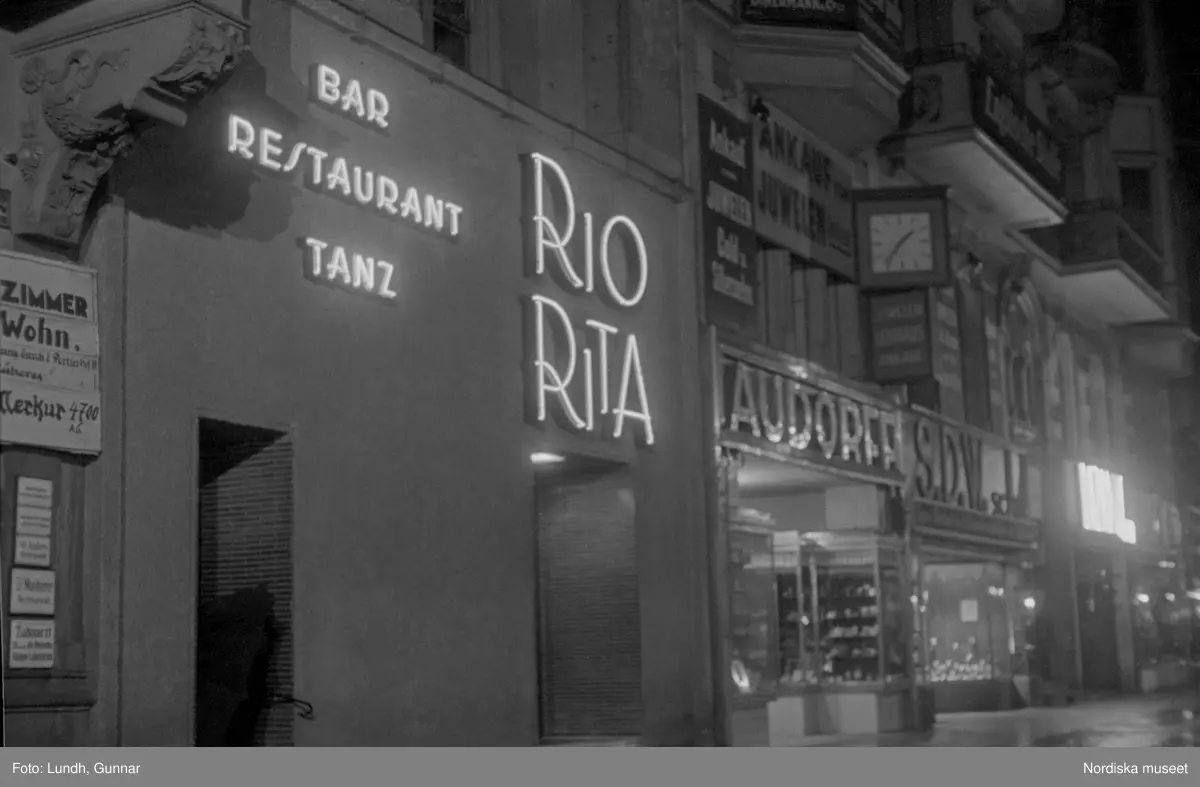 Motiv: Tyskland, Berlin, Tauentzienstrasse;
Exteriör av byggnad på natten med ljusskylt "Aschinger", nattbild av järnvägsstation, nattbild av gata med skyltar bland annat "Bar Restaurant Tanz Rio Rita", nattbild av gata med skyltfönster "Rosenthal", interiör med säng och sängbord med lampa, gatubild med två män som samtalar, gatubild i regn med en cyklistmed regncape, gatubild i regn med fotgängare och bilar, kvinnor arbetar vid en telefonväxel.

Motiv: Tyskland, Soc. dem. partikvinnor;
Ej kopierat.