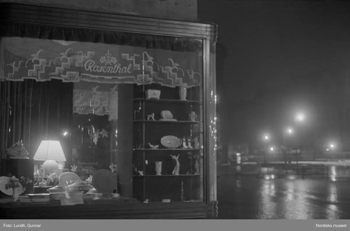 Motiv: Tyskland, Berlin, Tauentzienstrasse;
Exteriör av byggnad på natten med ljusskylt "Aschinger", nattbild av järnvägsstation, nattbild av gata med skyltar bland annat "Bar Restaurant Tanz Rio Rita", nattbild av gata med skyltfönster "Rosenthal", interiör med säng och sängbord med lampa, gatubild med två män som samtalar, gatubild i regn med en cyklistmed regncape, gatubild i regn med fotgängare och bilar, kvinnor arbetar vid en telefonväxel.

Motiv: Tyskland, Soc. dem. partikvinnor;
Ej kopierat.