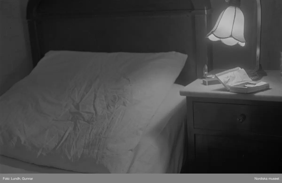 Motiv: Tyskland, Berlin, Tauentzienstrasse;
Exteriör av byggnad på natten med ljusskylt "Aschinger", nattbild av järnvägsstation, nattbild av gata med skyltar bland annat "Bar Restaurant Tanz Rio Rita", nattbild av gata med skyltfönster "Rosenthal", interiör med säng och sängbord med lampa, gatubild med två män som samtalar, gatubild i regn med en cyklistmed regncape, gatubild i regn med fotgängare och bilar, kvinnor arbetar vid en telefonväxel.

Motiv: Tyskland, Soc. dem. partikvinnor;
Ej kopierat.