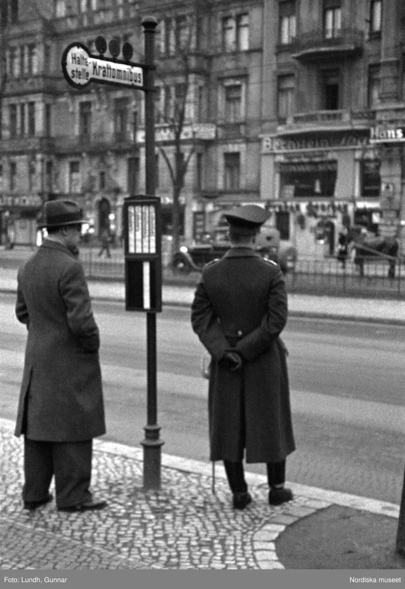 Motiv: Tyskland, Berlin, Tauentzienstrasse;
Exteriör av byggnad på natten med ljusskylt "Aschinger", nattbild av järnvägsstation, nattbild av gata med skyltar bland annat "Bar Restaurant Tanz Rio Rita", nattbild av gata med skyltfönster "Rosenthal", interiör med säng och sängbord med lampa, gatubild med två män som samtalar, gatubild i regn med en cyklistmed regncape, gatubild i regn med fotgängare och bilar, kvinnor arbetar vid en telefonväxel.

Motiv: Tyskland, Soc. dem. partikvinnor;
Ej kopierat.