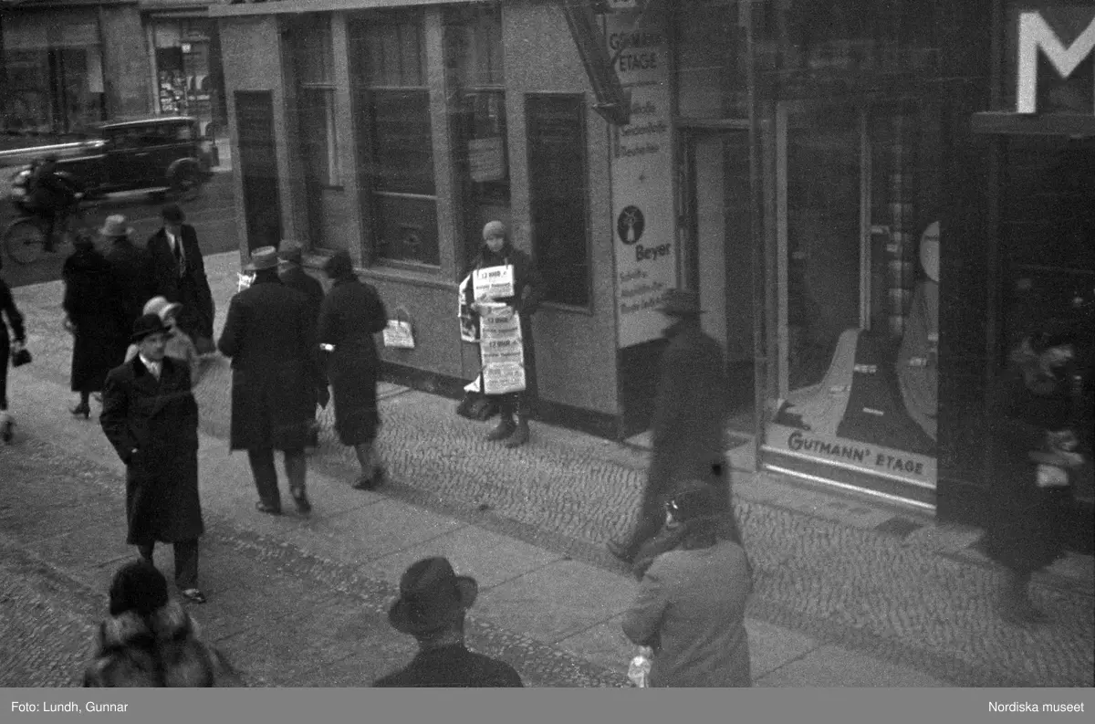 Motiv: Tyskland, Berlin, Tauentzienstrasse;
Exteriör av byggnad på natten med ljusskylt "Aschinger", nattbild av järnvägsstation, nattbild av gata med skyltar bland annat "Bar Restaurant Tanz Rio Rita", nattbild av gata med skyltfönster "Rosenthal", interiör med säng och sängbord med lampa, gatubild med två män som samtalar, gatubild i regn med en cyklistmed regncape, gatubild i regn med fotgängare och bilar, kvinnor arbetar vid en telefonväxel.

Motiv: Tyskland, Soc. dem. partikvinnor;
Ej kopierat.