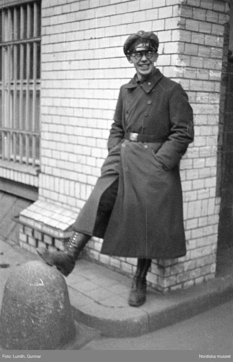 Motiv: Tyskland, Socialdem. partikvinnor;
Porträtt av en man i uniform "Reichsbannner".

Motiv: Tyskland, Socialdem. partikvinnor;
En man sopar skräp på gatan, en kvinna läser brev vid ett skrivbord.