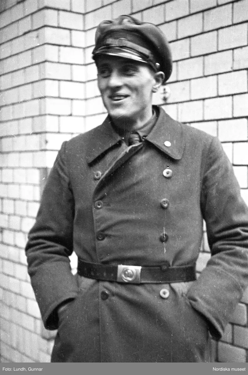 Motiv: Tyskland, Socialdem. partikvinnor;
Porträtt av en man i uniform "Reichsbannner".

Motiv: Tyskland, Socialdem. partikvinnor;
En man sopar skräp på gatan, en kvinna läser brev vid ett skrivbord.