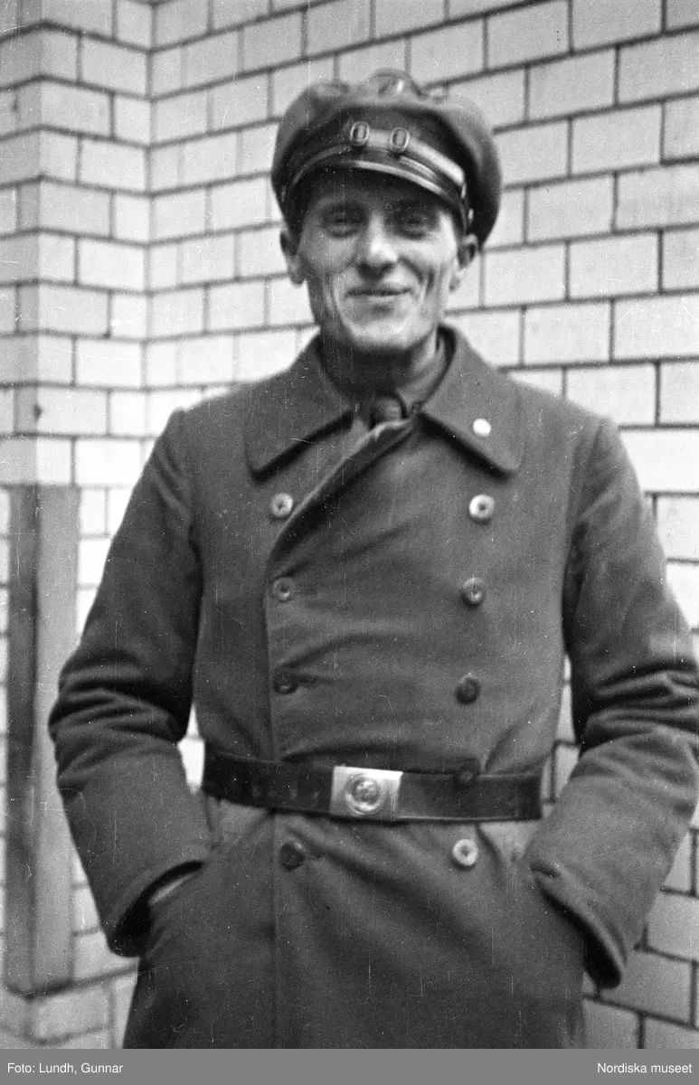 Motiv: Tyskland, Socialdem. partikvinnor;
Porträtt av en man i uniform "Reichsbannner".

Motiv: Tyskland, Socialdem. partikvinnor;
En man sopar skräp på gatan, en kvinna läser brev vid ett skrivbord.