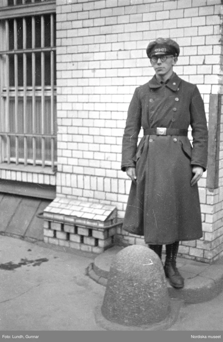 Motiv: Tyskland, Socialdem. partikvinnor;
Porträtt av en man i uniform "Reichsbannner".

Motiv: Tyskland, Socialdem. partikvinnor;
En man sopar skräp på gatan, en kvinna läser brev vid ett skrivbord.