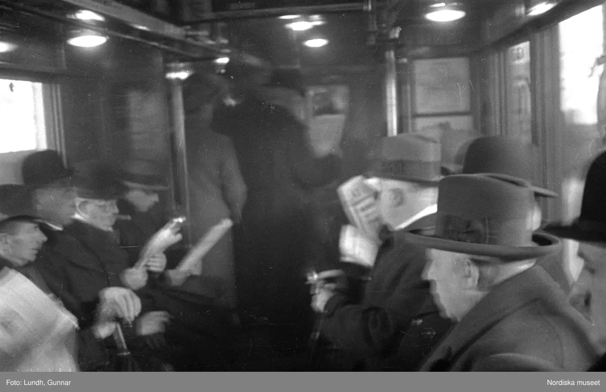 Motiv: Tyskland, Socialdem. partikvinnor;
Porträtt av en man i uniform "Reichsbannner".

Motiv: Tyskland, Socialdem. partikvinnor;
En man sopar skräp på gatan, en kvinna läser brev vid ett skrivbord.