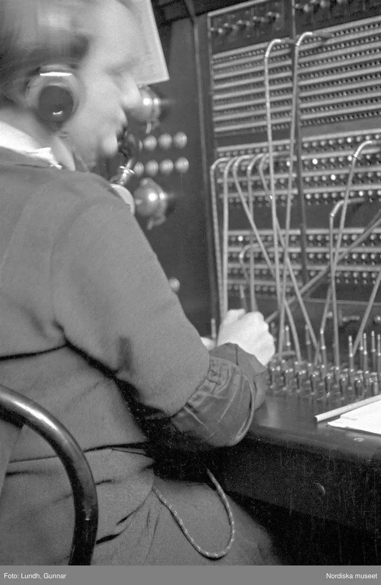 Motiv: Tyskland, Berlin, Tauentzienstrasse;
Exteriör av byggnad på natten med ljusskylt "Aschinger", nattbild av järnvägsstation, nattbild av gata med skyltar bland annat "Bar Restaurant Tanz Rio Rita", nattbild av gata med skyltfönster "Rosenthal", interiör med säng och sängbord med lampa, gatubild med två män som samtalar, gatubild i regn med en cyklistmed regncape, gatubild i regn med fotgängare och bilar, kvinnor arbetar vid en telefonväxel.

Motiv: Tyskland, Soc. dem. partikvinnor;
Ej kopierat.