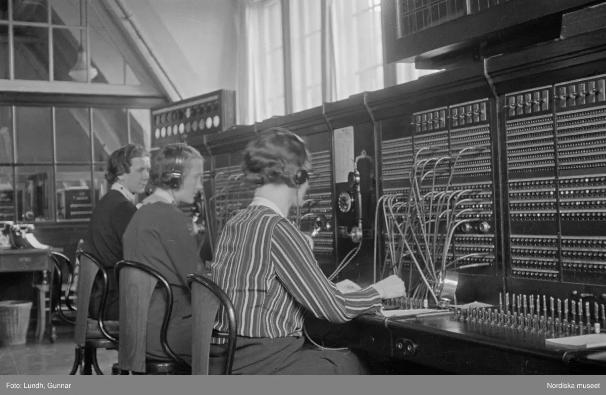 Motiv: Tyskland, Berlin, Tauentzienstrasse;
Exteriör av byggnad på natten med ljusskylt "Aschinger", nattbild av järnvägsstation, nattbild av gata med skyltar bland annat "Bar Restaurant Tanz Rio Rita", nattbild av gata med skyltfönster "Rosenthal", interiör med säng och sängbord med lampa, gatubild med två män som samtalar, gatubild i regn med en cyklistmed regncape, gatubild i regn med fotgängare och bilar, kvinnor arbetar vid en telefonväxel.

Motiv: Tyskland, Soc. dem. partikvinnor;
Ej kopierat.