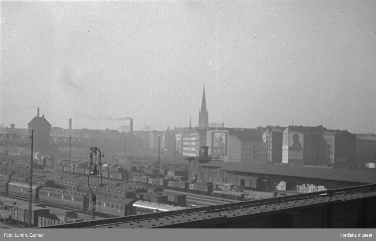 Motiv: Tyskland, Socialdem. partikvinnor;
Porträtt av en man i uniform "Reichsbannner".

Motiv: Tyskland, Socialdem. partikvinnor;
En man sopar skräp på gatan, en kvinna läser brev vid ett skrivbord.