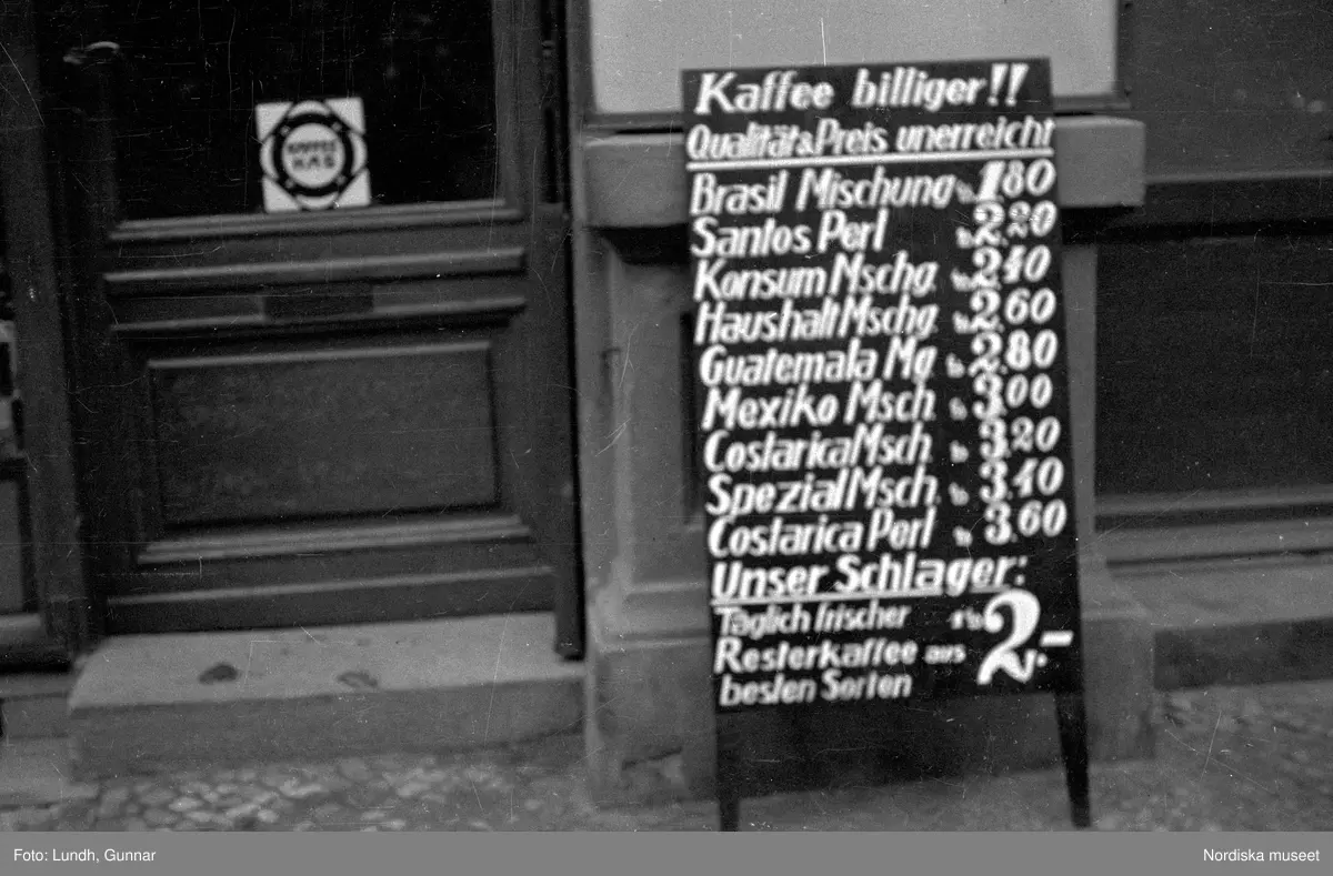 Motiv: Tyskland, Berlin, Tauentzienstrasse;
Exteriör av byggnad på natten med ljusskylt "Aschinger", nattbild av järnvägsstation, nattbild av gata med skyltar bland annat "Bar Restaurant Tanz Rio Rita", nattbild av gata med skyltfönster "Rosenthal", interiör med säng och sängbord med lampa, gatubild med två män som samtalar, gatubild i regn med en cyklistmed regncape, gatubild i regn med fotgängare och bilar, kvinnor arbetar vid en telefonväxel.

Motiv: Tyskland, Soc. dem. partikvinnor;
Ej kopierat.