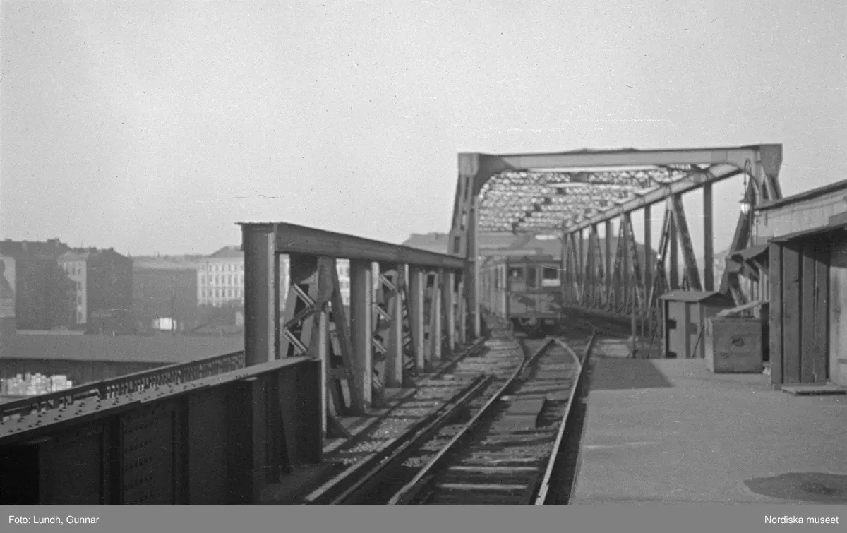 Motiv: Tyskland, Socialdem. partikvinnor;
Porträtt av en man i uniform "Reichsbannner".

Motiv: Tyskland, Socialdem. partikvinnor;
En man sopar skräp på gatan, en kvinna läser brev vid ett skrivbord.
