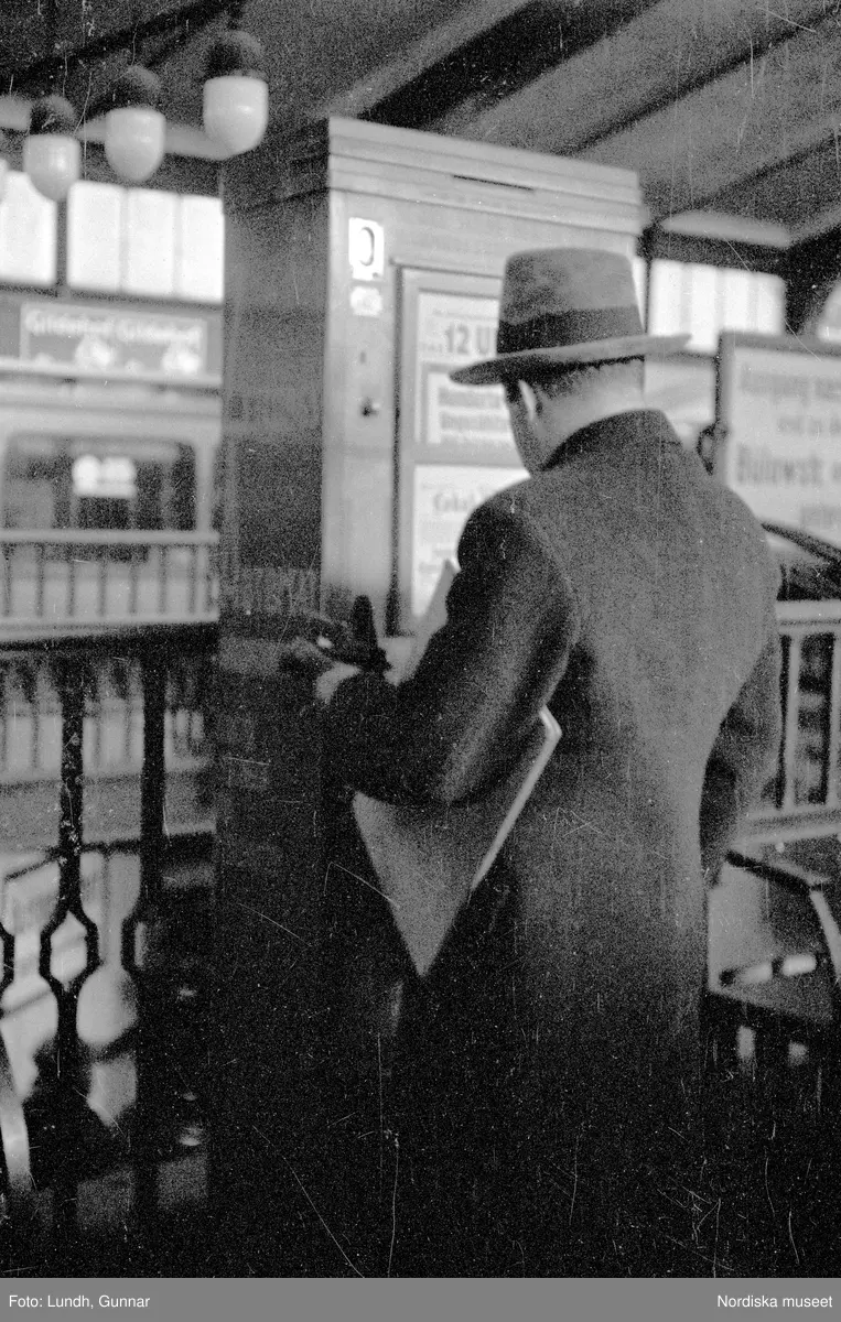 Motiv: Tyskland, Socialdem. partikvinnor;
Porträtt av en man i uniform "Reichsbannner".

Motiv: Tyskland, Socialdem. partikvinnor;
En man sopar skräp på gatan, en kvinna läser brev vid ett skrivbord.
