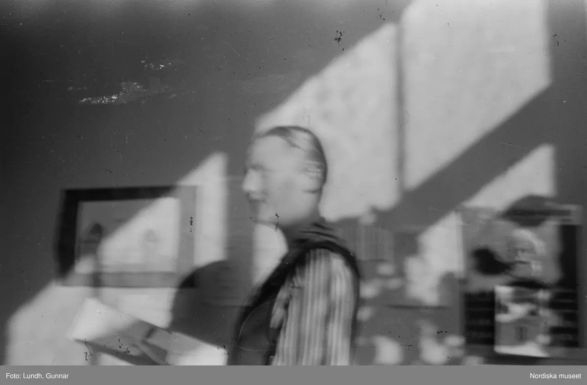 Motiv: Tyskland, Berlin, Tauentzienstrasse;
Exteriör av byggnad på natten med ljusskylt "Aschinger", nattbild av järnvägsstation, nattbild av gata med skyltar bland annat "Bar Restaurant Tanz Rio Rita", nattbild av gata med skyltfönster "Rosenthal", interiör med säng och sängbord med lampa, gatubild med två män som samtalar, gatubild i regn med en cyklistmed regncape, gatubild i regn med fotgängare och bilar, kvinnor arbetar vid en telefonväxel.

Motiv: Tyskland, Soc. dem. partikvinnor;
Ej kopierat.