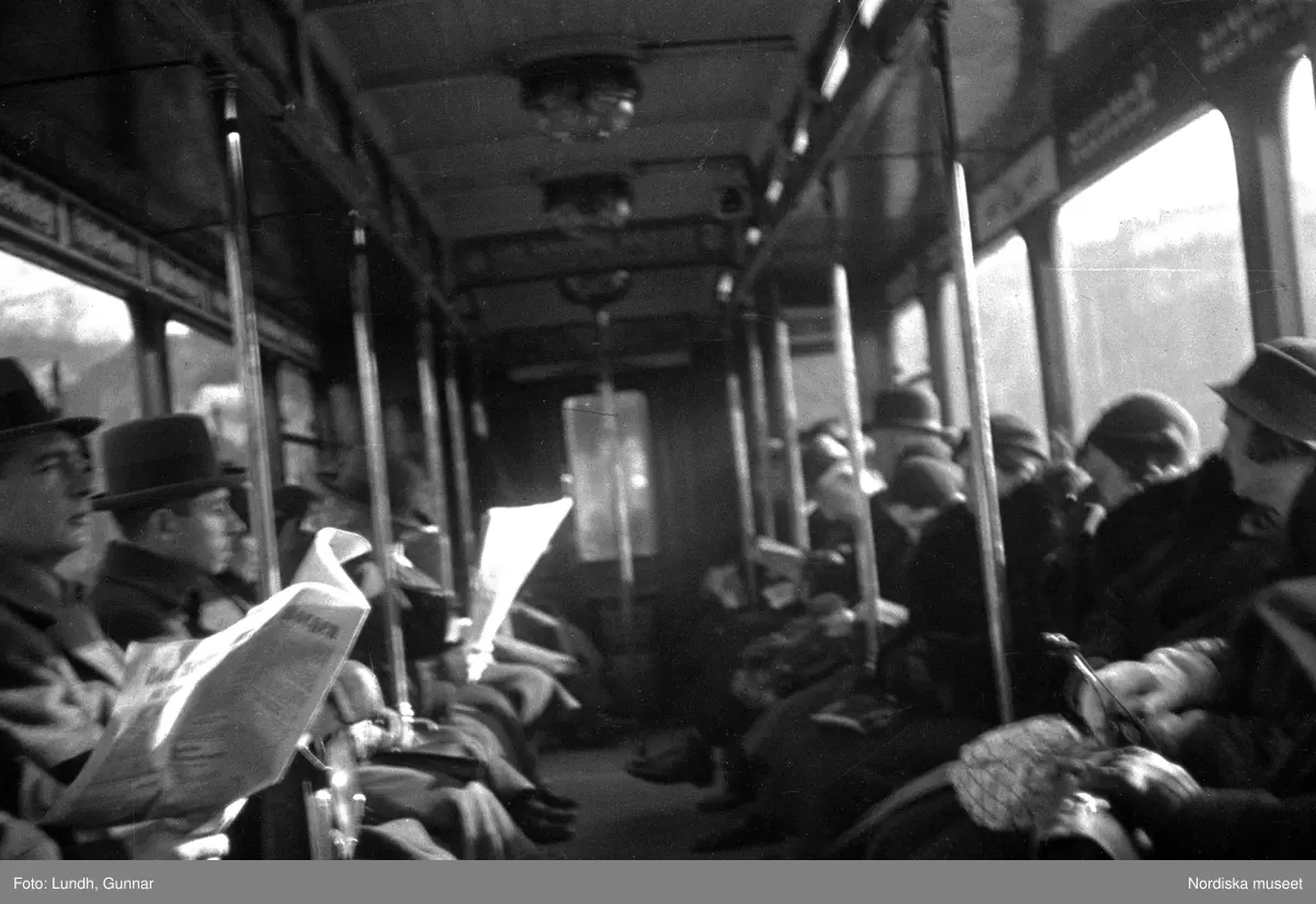 Motiv: Tyskland, Socialdem. partikvinnor;
Porträtt av en man i uniform "Reichsbannner".

Motiv: Tyskland, Socialdem. partikvinnor;
En man sopar skräp på gatan, en kvinna läser brev vid ett skrivbord.