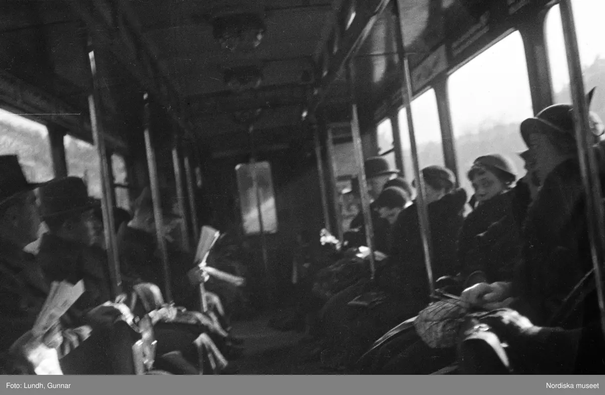 Motiv: Tyskland, Socialdem. partikvinnor;
Porträtt av en man i uniform "Reichsbannner".

Motiv: Tyskland, Socialdem. partikvinnor;
En man sopar skräp på gatan, en kvinna läser brev vid ett skrivbord.