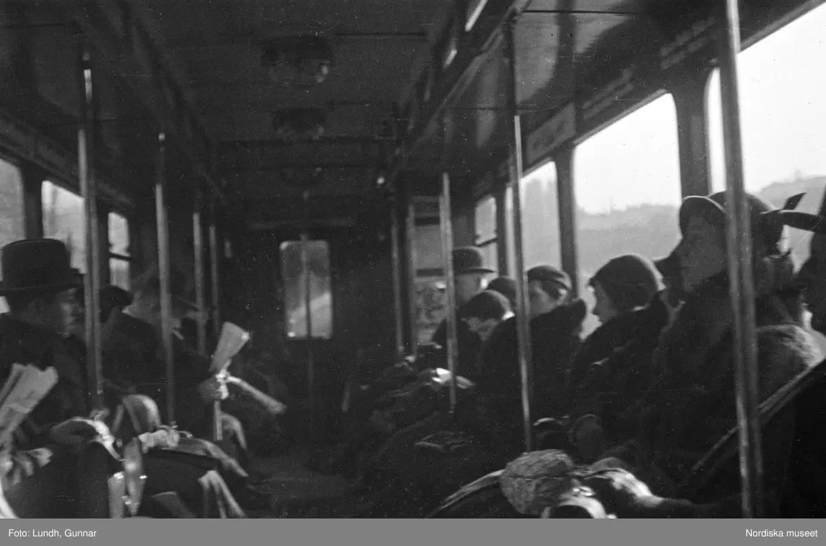Motiv: Tyskland, Socialdem. partikvinnor;
Porträtt av en man i uniform "Reichsbannner".

Motiv: Tyskland, Socialdem. partikvinnor;
En man sopar skräp på gatan, en kvinna läser brev vid ett skrivbord.