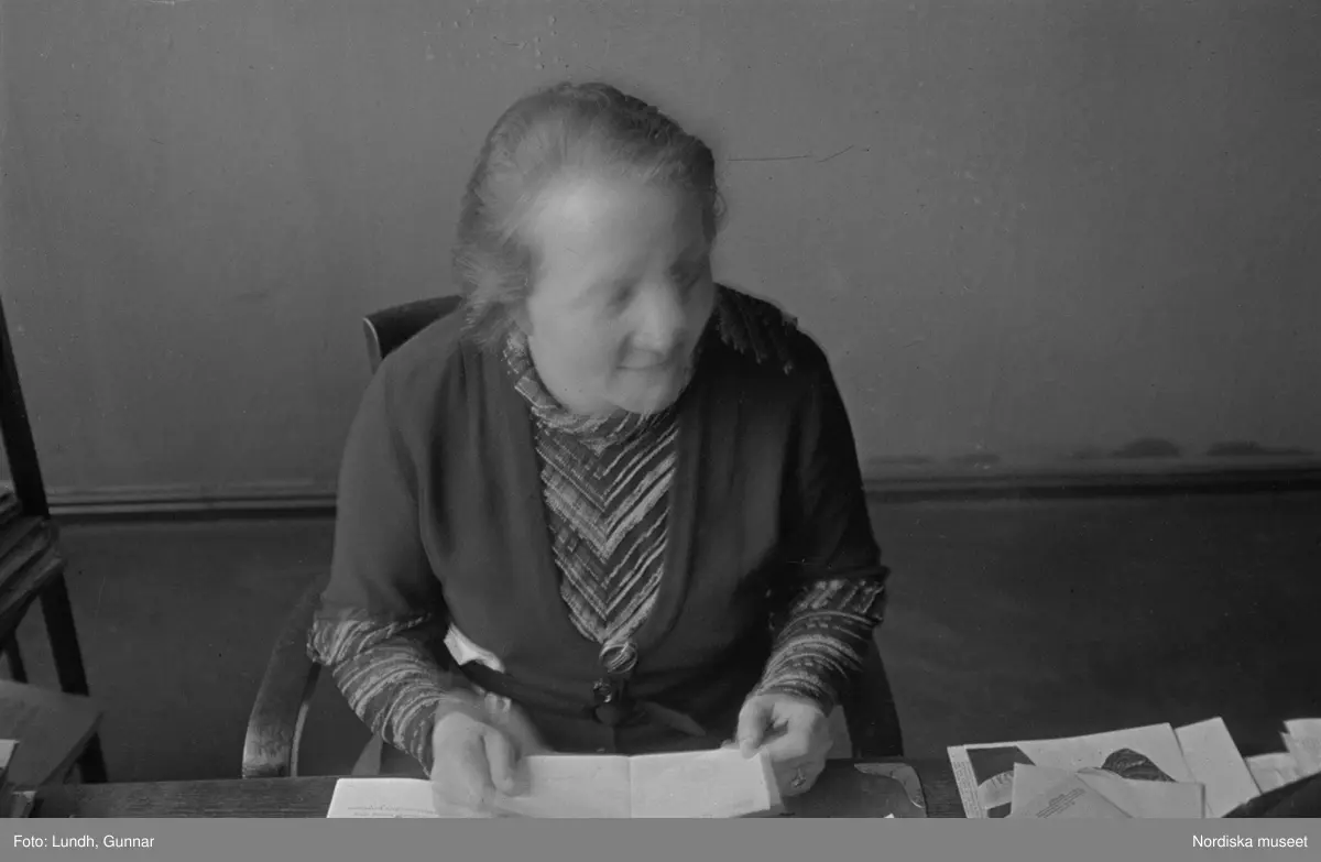 Motiv: Tyskland, Socialdem. partikvinnor;
Porträtt av en man i uniform "Reichsbannner".

Motiv: Tyskland, Socialdem. partikvinnor;
En man sopar skräp på gatan, en kvinna läser brev vid ett skrivbord.