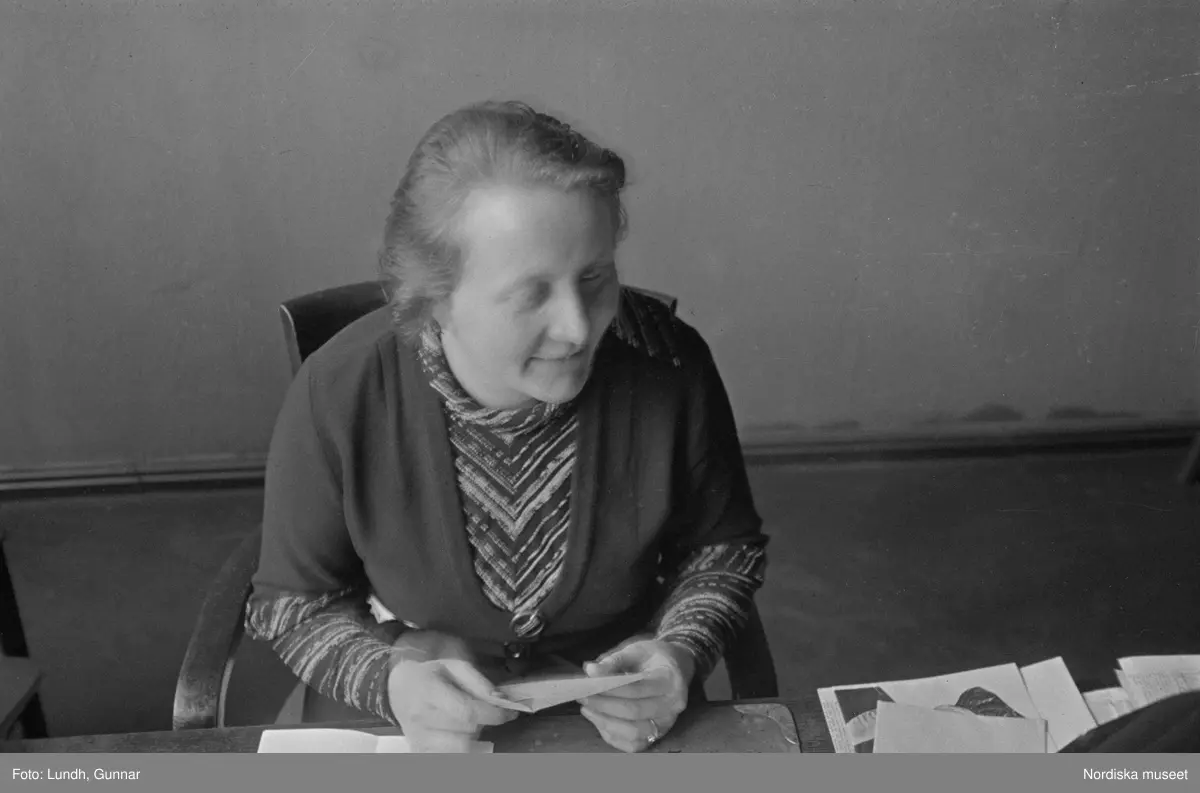 Motiv: Tyskland, Socialdem. partikvinnor;
Porträtt av en man i uniform "Reichsbannner".

Motiv: Tyskland, Socialdem. partikvinnor;
En man sopar skräp på gatan, en kvinna läser brev vid ett skrivbord.