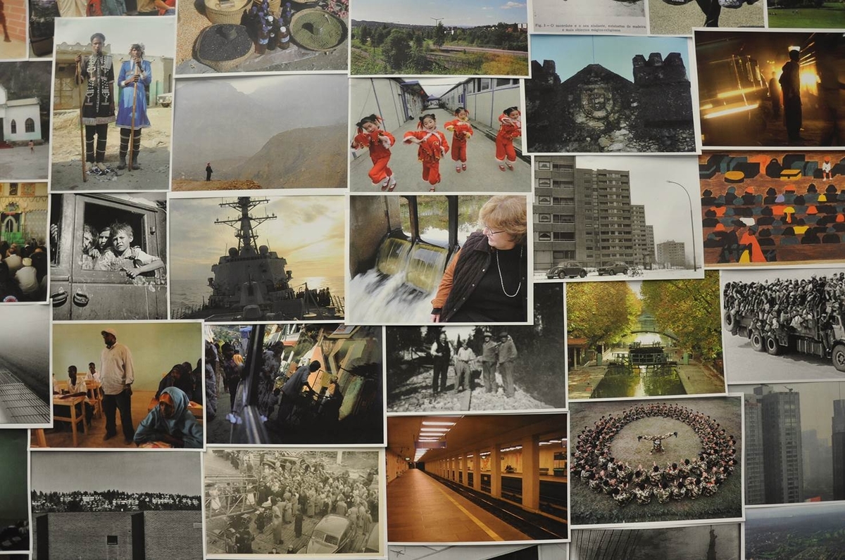 Til USN Universitetet i Sørøst-Norge, campus Porsgrunn skal Åsdam realisere verket Untitled: Archive (migration).  

Til dette prosjektet skal 3500 bilder, fordelt på 8 monitorer og vist som et slideshow, installeres på en vegg på høyskolen. Bildene tar utgangspunkt i en studie der Åsdam ville undersøke hvordan migrasjon var blitt avbildet, både historisk og i vår samtid. De utvalgte bildene er både humoristiske, dramatiske og vakre. De er hentet fra bøker, aviser, blader og Internett. 

Åsdam har redigert verket slik at rytmen og sekvenseringen av bildene gjør det mulig å holde oppmerksomheten på de ulike motivene, samtidig som de virker i et større samspill og i kontrast til de andre bildene i den stadig skiftende montasjen.