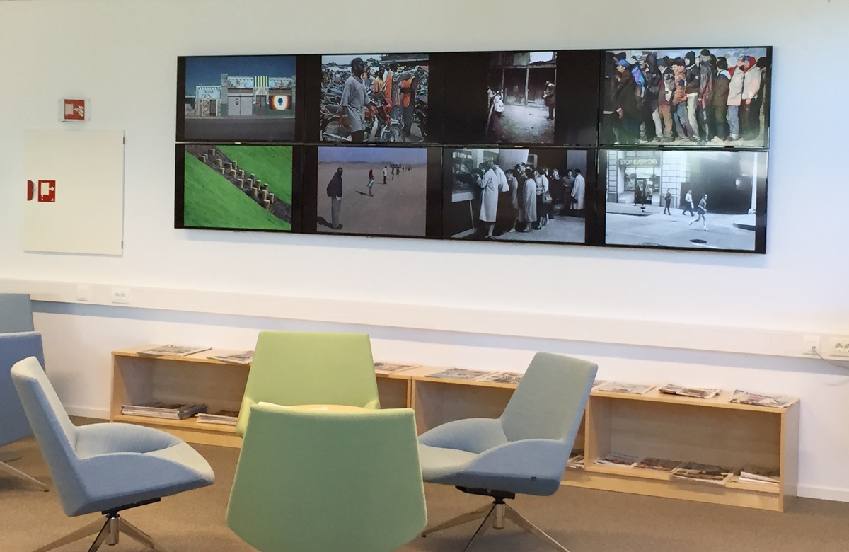 Til USN Universitetet i Sørøst-Norge, campus Porsgrunn skal Åsdam realisere verket Untitled: Archive (migration).  

Til dette prosjektet skal 3500 bilder, fordelt på 8 monitorer og vist som et slideshow, installeres på en vegg på høyskolen. Bildene tar utgangspunkt i en studie der Åsdam ville undersøke hvordan migrasjon var blitt avbildet, både historisk og i vår samtid. De utvalgte bildene er både humoristiske, dramatiske og vakre. De er hentet fra bøker, aviser, blader og Internett. 

Åsdam har redigert verket slik at rytmen og sekvenseringen av bildene gjør det mulig å holde oppmerksomheten på de ulike motivene, samtidig som de virker i et større samspill og i kontrast til de andre bildene i den stadig skiftende montasjen.
