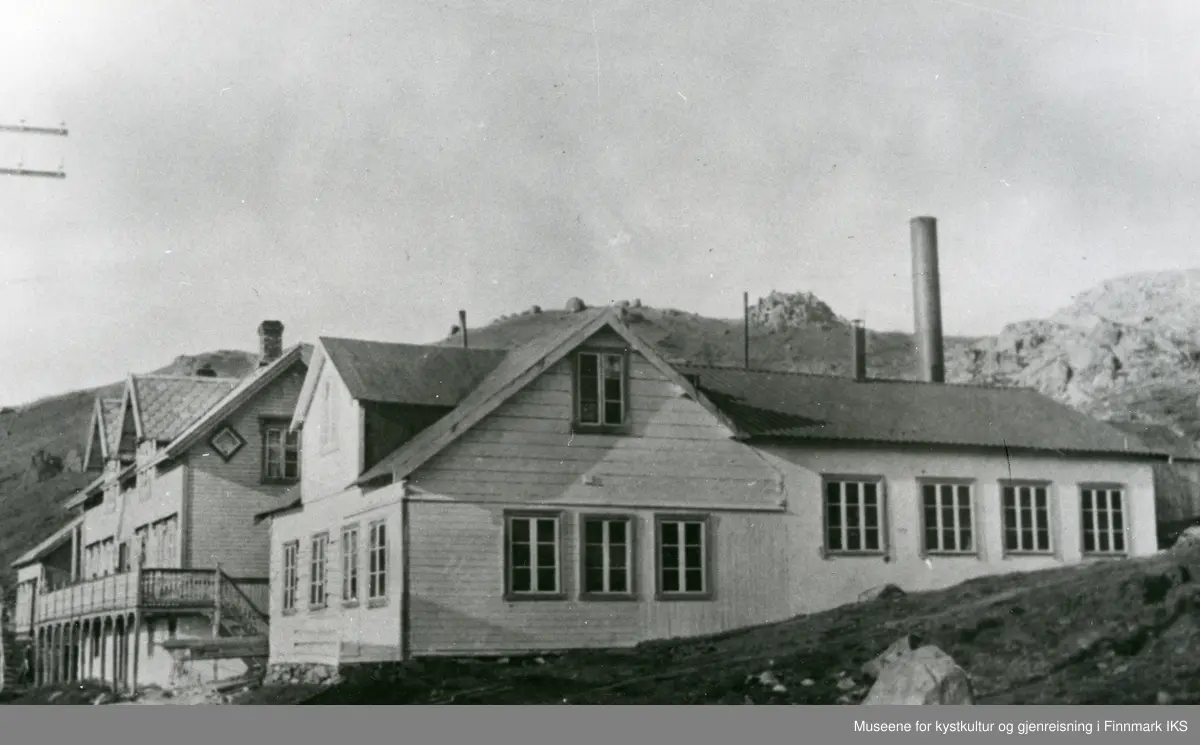 Honningsvåg/Storbukt. Seppolas Mekaniske verksted, med brødrene Isak og Ingvar Seppolas 2-mannsbolig. Ca. 1920.