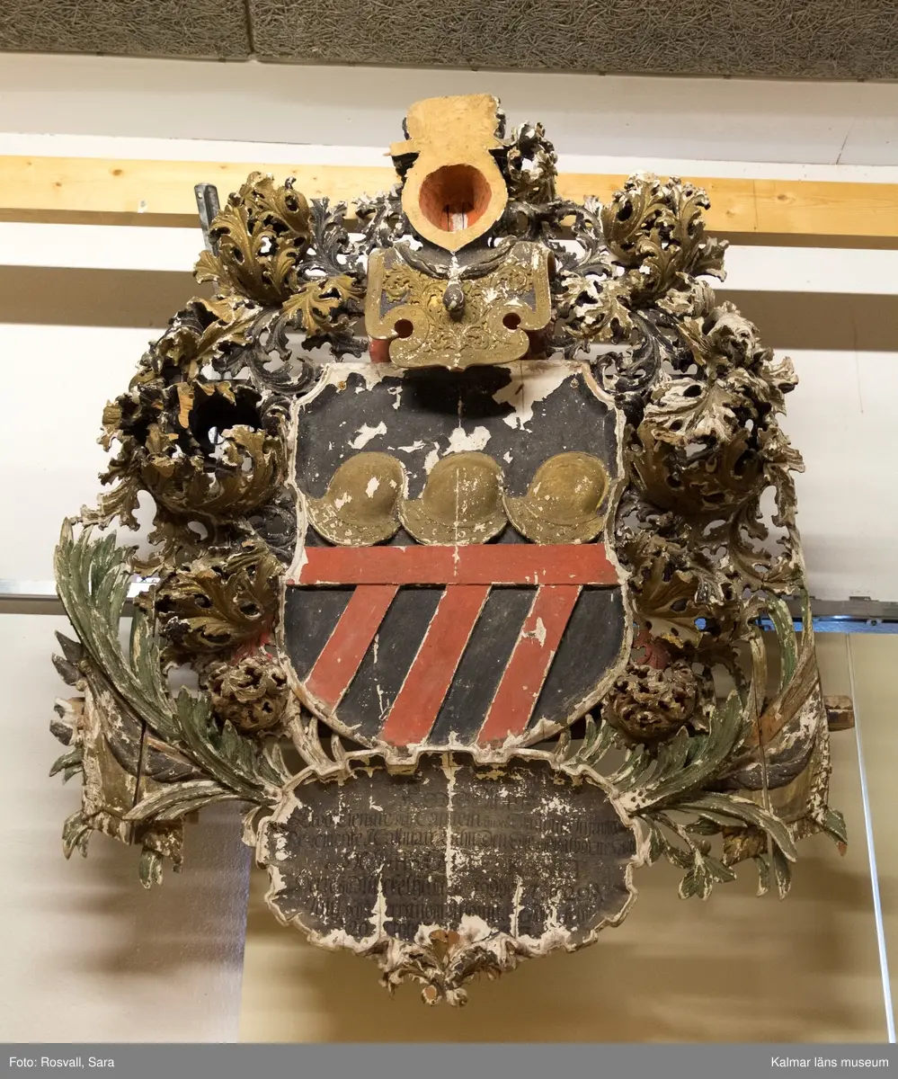 KLM 39649. Begravningsvapen, huvudbaner. Vapen bestående av tre hjälmar i guld i övre fältet, därunder tre snedställda band. Inskription: 
KONGL MAY:tz
Troo Tienare och Capitein under Smålands Infanteri Regemente I Callmare Lähn. Den Edle och Wälborne SAHL. H. PÄHR GYLLENKASIET
Herre till Möckelhult Födder A:o 1629. I Julij och I Herranom Afsomnade i Möckelhult d 20 October 1703.
