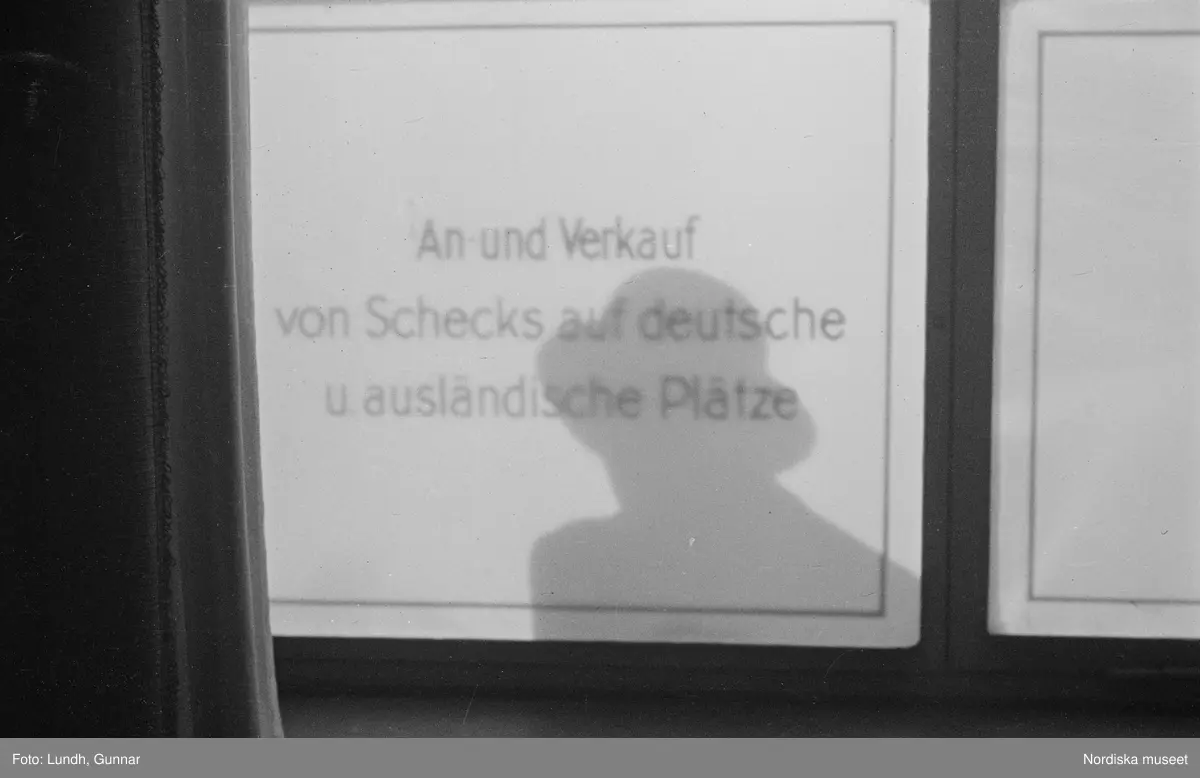 Motiv: Tyskland, Berlin;
Porträtt av en man "Tiller" som dricker ur ett glas.

Motiv: Tyskland, Berlin;
Utsikt från ett restaurangfönster över ett torg med torghandel, en man står vid ett försäljningsstånd med skylt "Sie husten nicht mehr!.....", gatuvy med en cyklist och en bil, gatuvy med bilar och en man som skjuter en kärra med text "G. Pabst Lack-Fabrik", skylt "Diese Villen sind im ganzen oder geteilt zu vermieten.....", grind med skyltar "Prof. Georg Klempener" "Professor Dr. A. Pinkuss", gatuvy med an man som samtalar med en kvinna, ett bord på gatan med böcker till försäljning, skylt "5 zimmer wohnung 1 etage auch geteilt per 1. april näheres b. wirt.", exteriör av byggnad med stor skylt på fasaden "Zu vermieten....", gatuvy med bilar - spårvagn - man med handkärra och en man som sopar gatan.