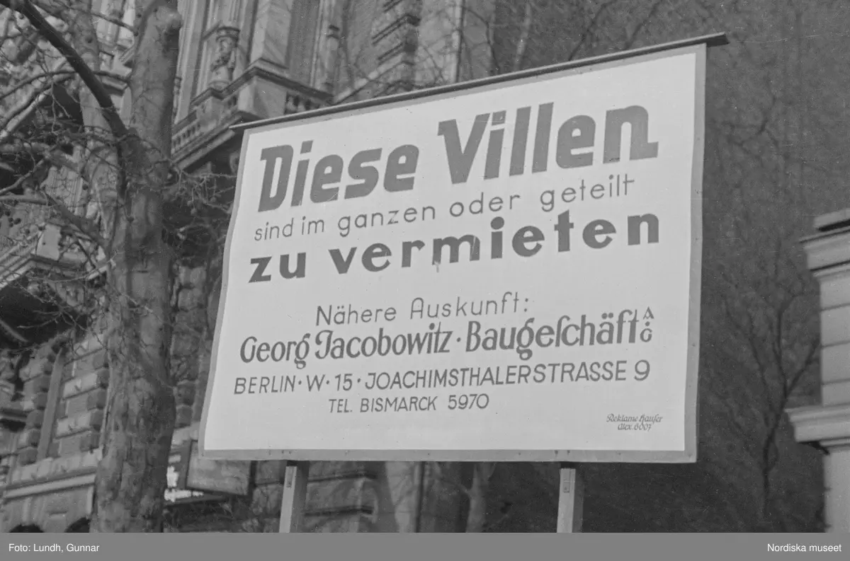 Motiv: Tyskland, Berlin;
Porträtt av en man "Tiller" som dricker ur ett glas.

Motiv: Tyskland, Berlin;
Utsikt från ett restaurangfönster över ett torg med torghandel, en man står vid ett försäljningsstånd med skylt "Sie husten nicht mehr!.....", gatuvy med en cyklist och en bil, gatuvy med bilar och en man som skjuter en kärra med text "G. Pabst Lack-Fabrik", skylt "Diese Villen sind im ganzen oder geteilt zu vermieten.....", grind med skyltar "Prof. Georg Klempener" "Professor Dr. A. Pinkuss", gatuvy med an man som samtalar med en kvinna, ett bord på gatan med böcker till försäljning, skylt "5 zimmer wohnung 1 etage auch geteilt per 1. april näheres b. wirt.", exteriör av byggnad med stor skylt på fasaden "Zu vermieten....", gatuvy med bilar - spårvagn - man med handkärra och en man som sopar gatan.