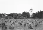 Den nya kyrka i Sankt Anna uppfördes under åren 1819-1821, men invigdes först 1824. Byggnaden karaktäriseras av stor bredd, stora fönster och halvrunt kor.  Det enkla sadeltaket pryds i väster av det påfallande låga tornet. Till vänster ses kyrkskolan under uppförande.