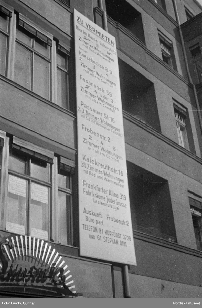 Motiv: Tyskland, Berlin;
Porträtt av en man "Tiller" som dricker ur ett glas.

Motiv: Tyskland, Berlin;
Utsikt från ett restaurangfönster över ett torg med torghandel, en man står vid ett försäljningsstånd med skylt "Sie husten nicht mehr!.....", gatuvy med en cyklist och en bil, gatuvy med bilar och en man som skjuter en kärra med text "G. Pabst Lack-Fabrik", skylt "Diese Villen sind im ganzen oder geteilt zu vermieten.....", grind med skyltar "Prof. Georg Klempener" "Professor Dr. A. Pinkuss", gatuvy med an man som samtalar med en kvinna, ett bord på gatan med böcker till försäljning, skylt "5 zimmer wohnung 1 etage auch geteilt per 1. april näheres b. wirt.", exteriör av byggnad med stor skylt på fasaden "Zu vermieten....", gatuvy med bilar - spårvagn - man med handkärra och en man som sopar gatan.