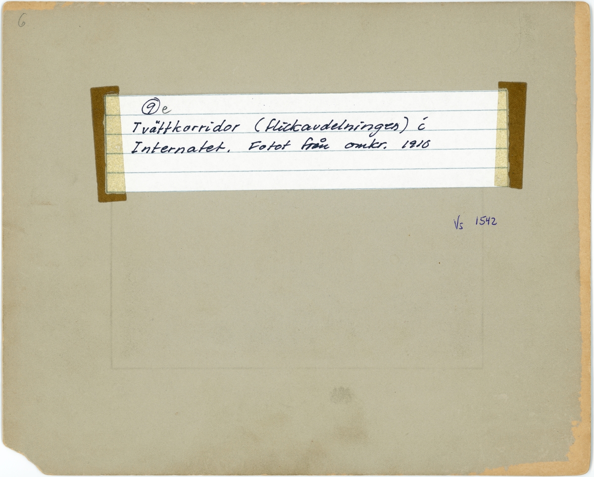 Vänersborg. Fjärde distriktets dövstumskola, senare Vänerskolan. Tvättkorridor ca 1910.