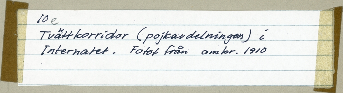 Vänersborg. Fjärde distriktets dövstumskola, senare Vänerskolann. Tvättkorridor ca 1910.
