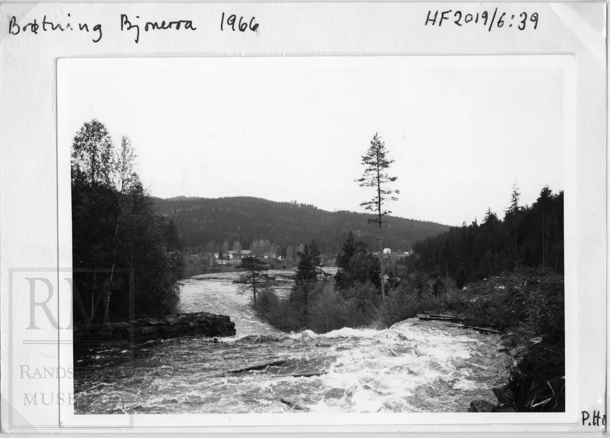 Fløtning i Bjoneelva i Bjonvassdraget. Fra Draget, via Østre Bjonevatnet, Bjonvassdammen, Østre Bjonelva, Haugtjern, Stilla og til Randsfjorden