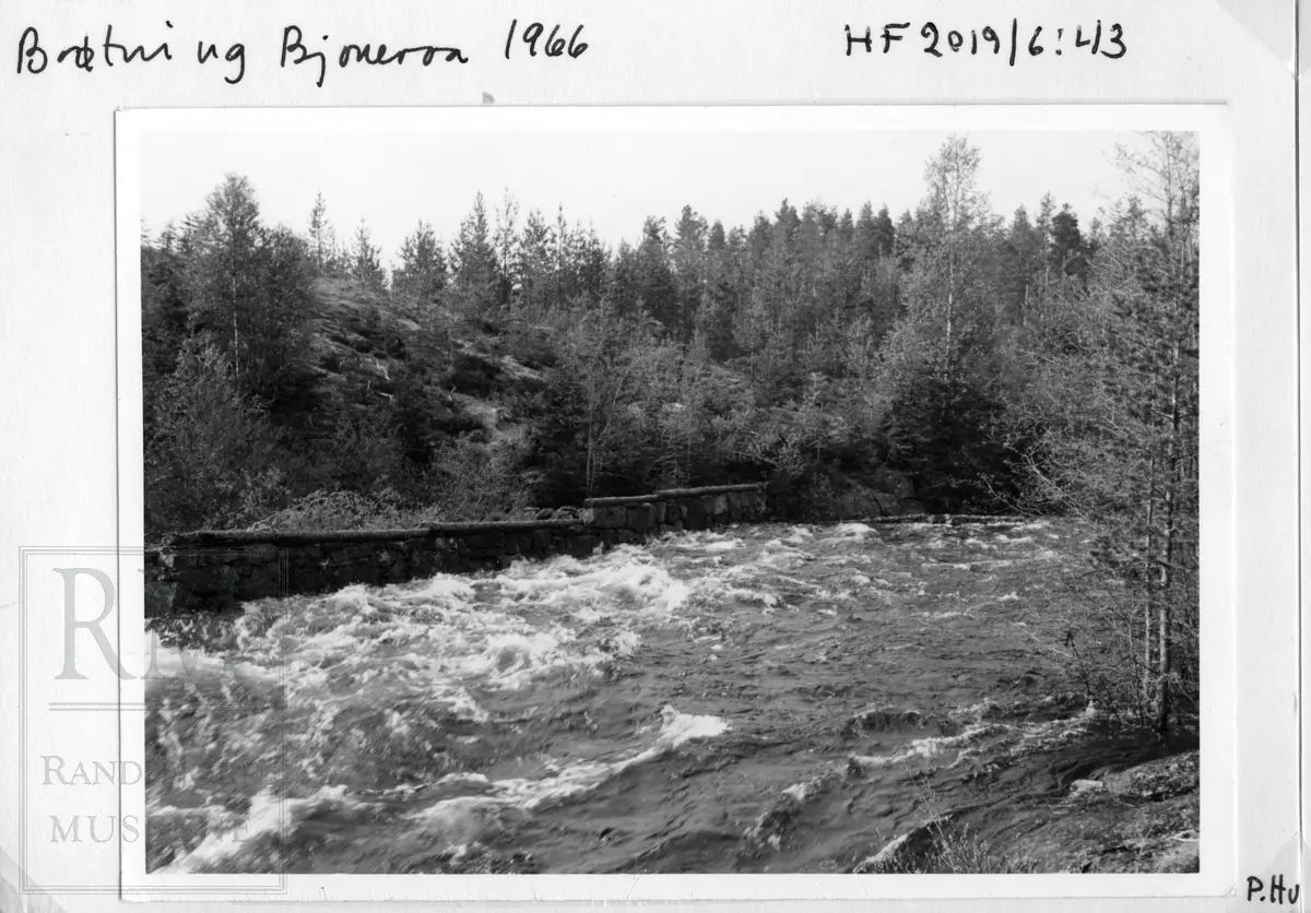 Fløtning i Bjoneelva i Bjonvassdraget. Fra Draget, via Østre Bjonevatnet, Bjonvassdammen, Østre Bjonelva, Haugtjern, Stilla og til Randsfjorden