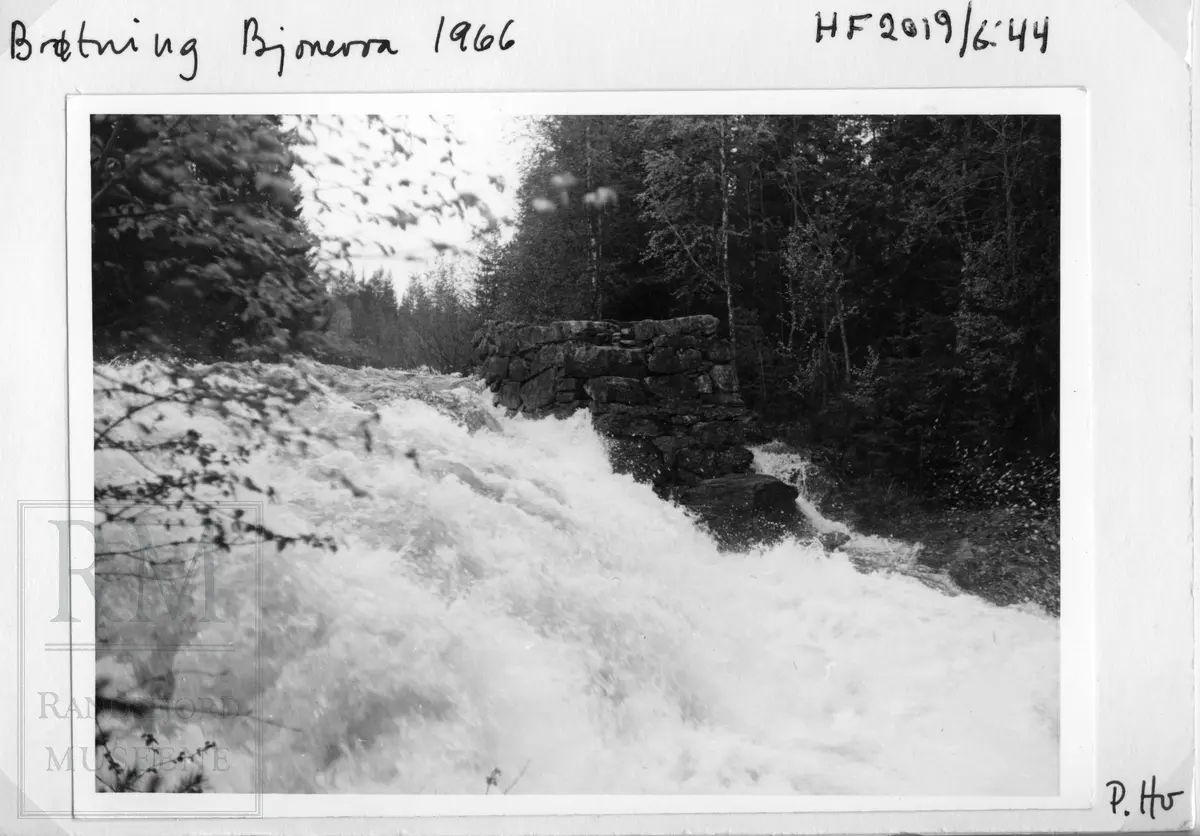 Fløtning i Bjoneelva i Bjonvassdraget. Fra Draget, via Østre Bjonevatnet, Bjonvassdammen, Østre Bjonelva, Haugtjern, Stilla og til Randsfjorden