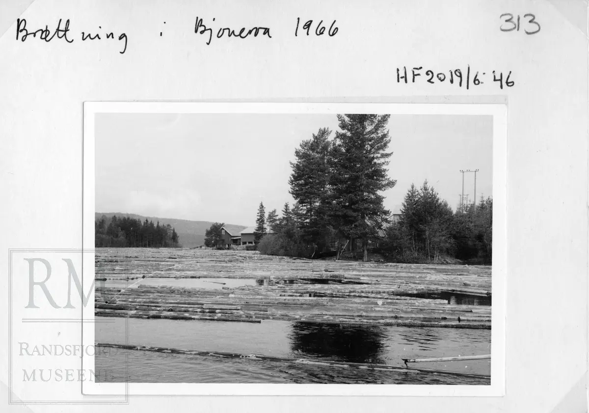 Fløtning i Bjoneelva i Bjonvassdraget. Fra Draget, via Østre Bjonevatnet, Bjonvassdammen, Østre Bjonelva, Haugtjern, Stilla og til Randsfjorden