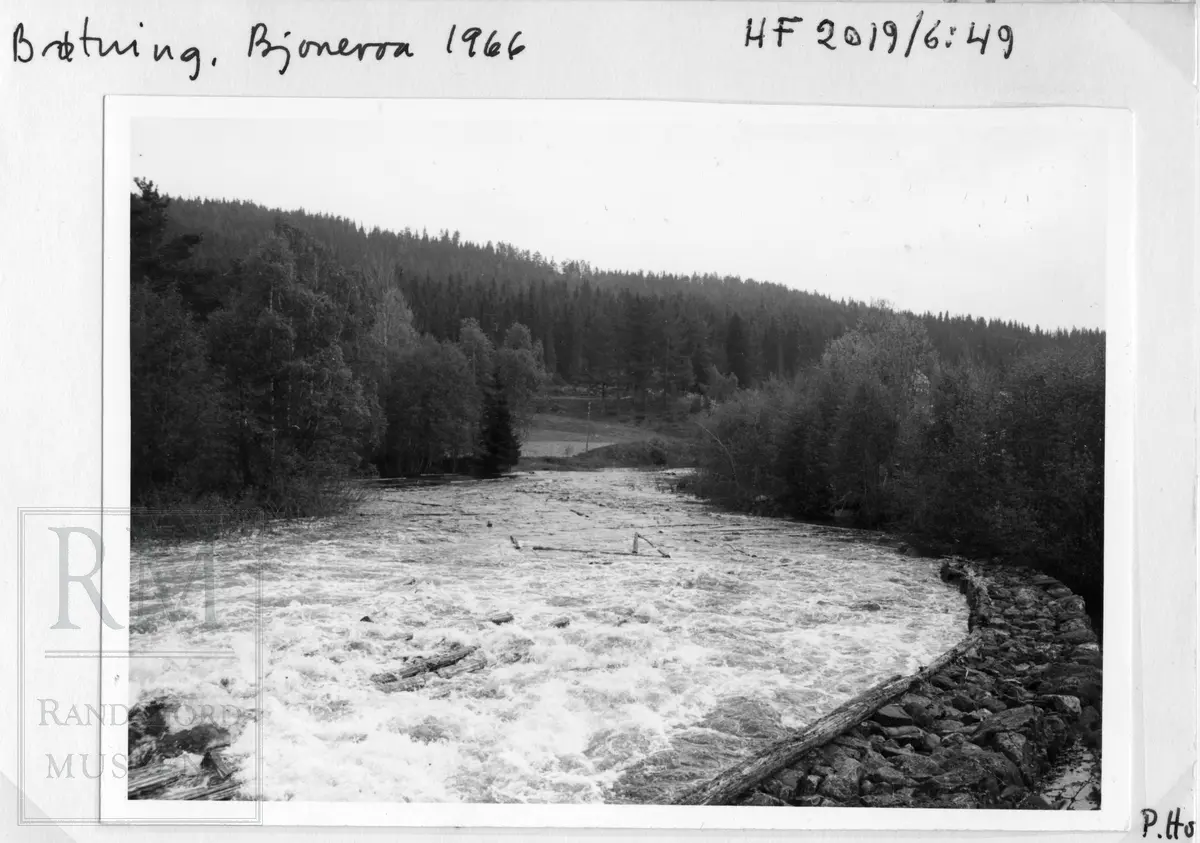 Fløtning i Bjoneelva i Bjonvassdraget. Fra Draget, via Østre Bjonevatnet, Bjonvassdammen, Østre Bjonelva, Haugtjern, Stilla og til Randsfjorden