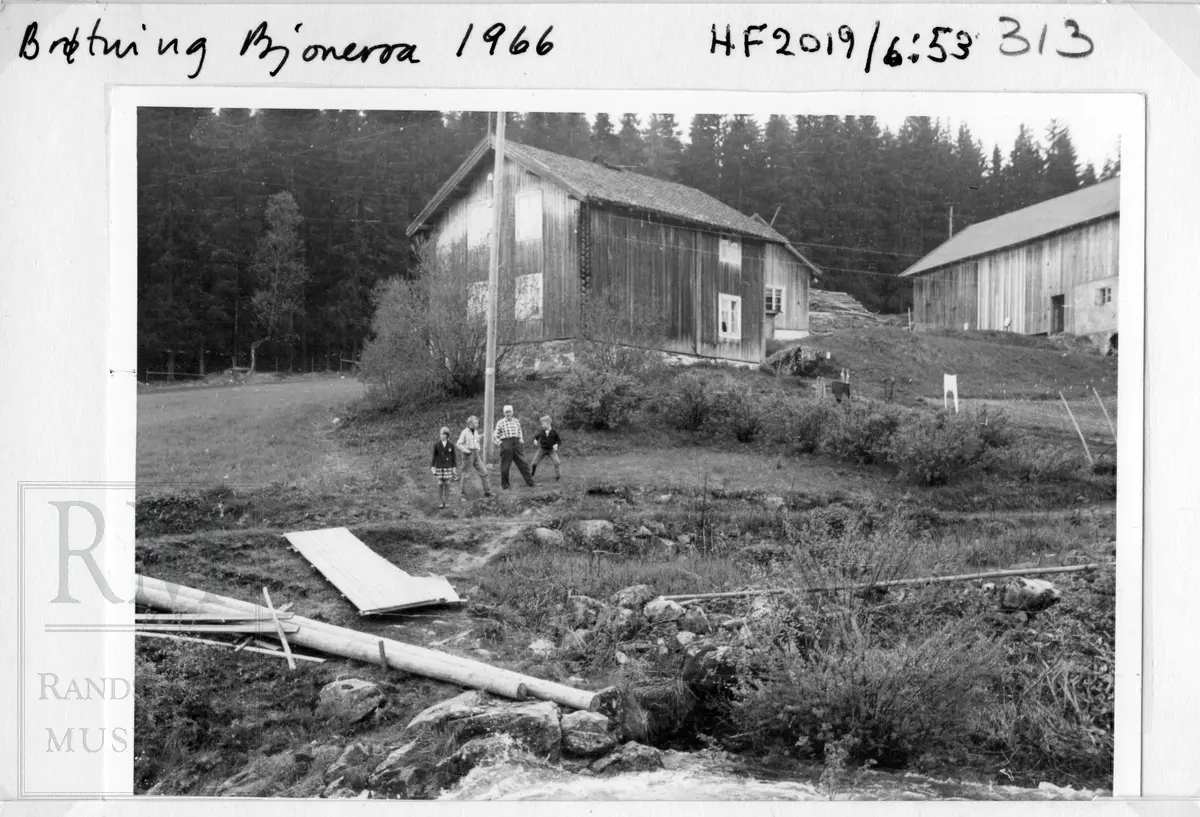 Fløtning i Bjoneelva i Bjonvassdraget. Fra Draget, via Østre Bjonevatnet, Bjonvassdammen, Østre Bjonelva, Haugtjern, Stilla og til Randsfjorden