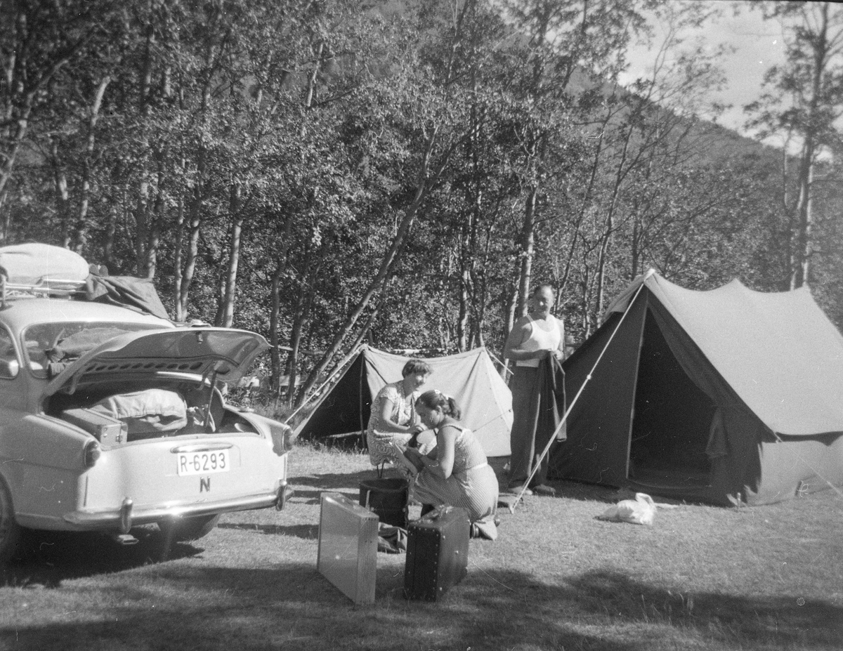 Familien Christensen på campingferie, bilen er ein Skoda Octavia med registreringsnr. R-6293.