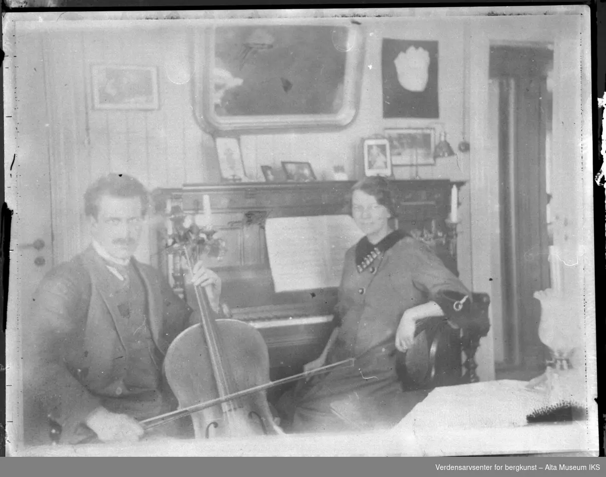 Ole Andreas og Dagny Krogness spiller cello og piano på Haldde.