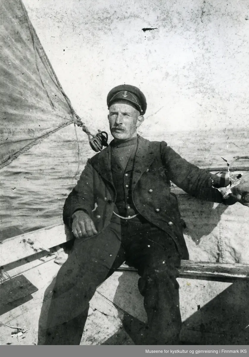 Statslos Johan Fredrik Petterson i sin sneseilrigget losbåt. Ca. 1911.