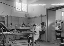 Sjöhistoriska museets modellverkstad. Konservator Sam Svenss