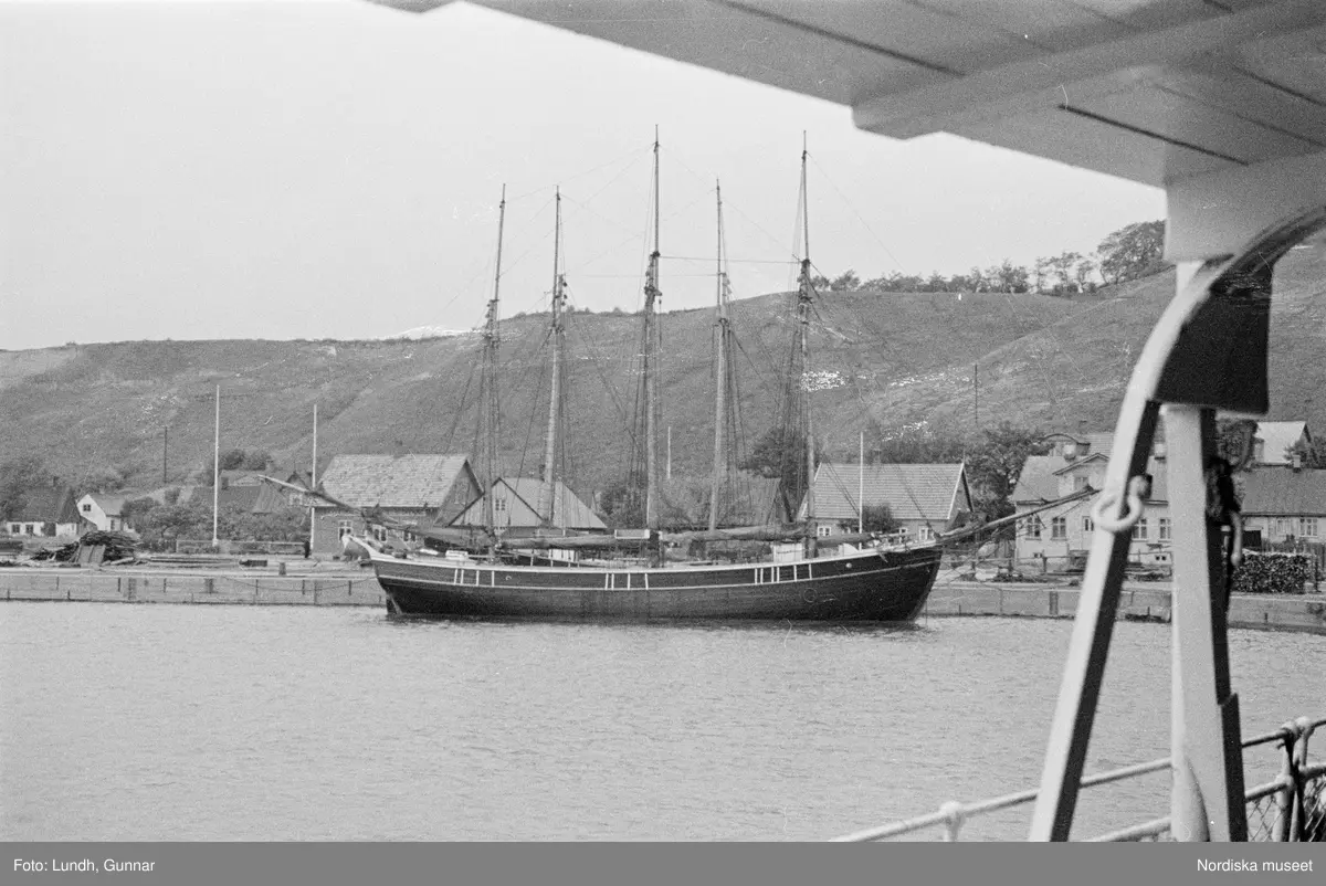 Motiv: Skåne, Malmö;
Fartyg på havet, vy över vattnet och kust med bebyggelse.

Motiv: Skåne, Ven;
Hamn med fartyg, en rykande skorsten, tre laggade kärl står på ett fartygsdäck, vy över hamn med båtar, fartygsdäck med trossar, män och en kvinna står på ett fartygsdäck,