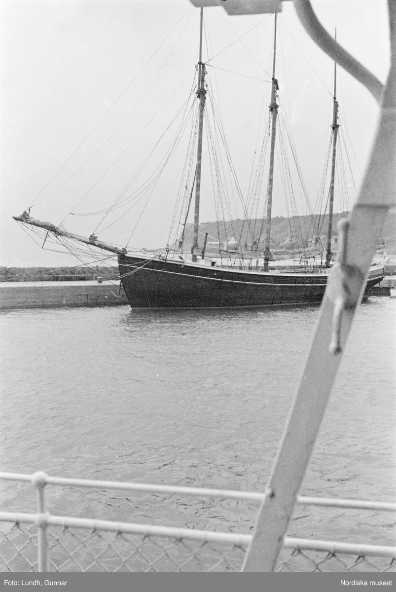 Motiv: Skåne, Malmö;
Fartyg på havet, vy över vattnet och kust med bebyggelse.

Motiv: Skåne, Ven;
Hamn med fartyg, en rykande skorsten, tre laggade kärl står på ett fartygsdäck, vy över hamn med båtar, fartygsdäck med trossar, män och en kvinna står på ett fartygsdäck,