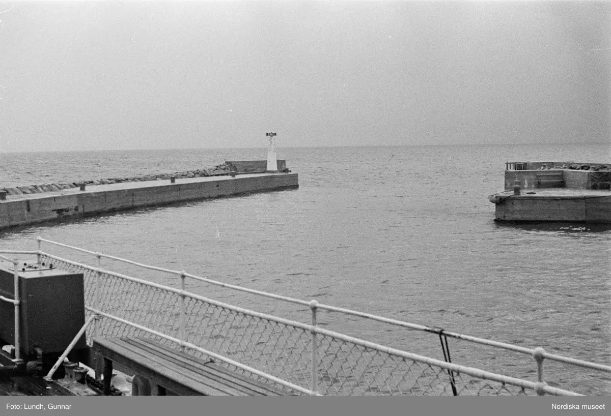 Motiv: Skåne, Malmö;
Fartyg på havet, vy över vattnet och kust med bebyggelse.

Motiv: Skåne, Ven;
Hamn med fartyg, en rykande skorsten, tre laggade kärl står på ett fartygsdäck, vy över hamn med båtar, fartygsdäck med trossar, män och en kvinna står på ett fartygsdäck,