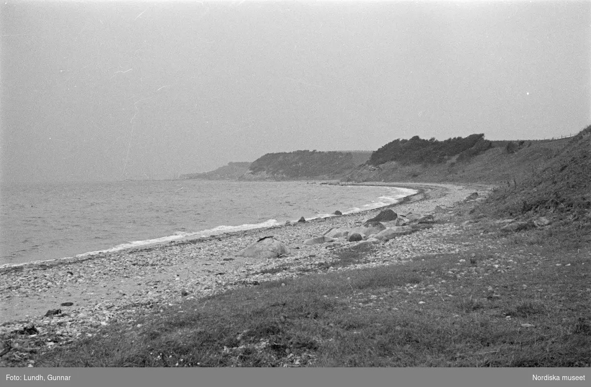Motiv: Skåne, Ven;
Detalj av fartygsdäck.

Motiv: Skåne, Ven;
Blöt väg med hjulspår, landskapsvy med åker och träd, landskapsvy med strand och branter, vy över hamn med bebyggelse i bakgrunden.

Motiv: Skåne, Ven, Uranienborg;
Människor på däcket på ett fartyg som är i en hamn, vy över hamn med bebyggelse i bakgrunden, vy över strand med branter, en man står på ett hästdraget hölass och lassar in hö i en lada och en man på cykel står bredvid, landskapsvy med jordbruksredskap och träd, exteriör av bondgård, en flicka och en pojke vid en gårdspump, en person bär två hinkar, en grind och staket i silhuett, en park med ett brunnskar, detalj av en dörr, interiör av "Tyko Brahes museum" (Tycho Brahe), en skulptur.